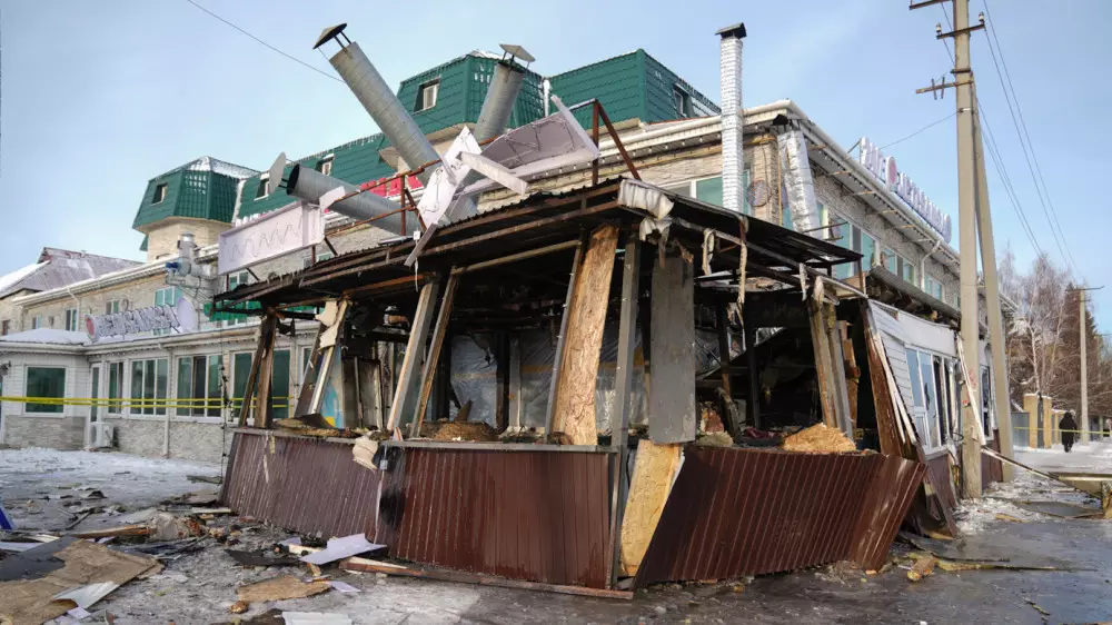 Кровь на асфальте и выбитые окна: фоторепортаж с места взрыва в Астане