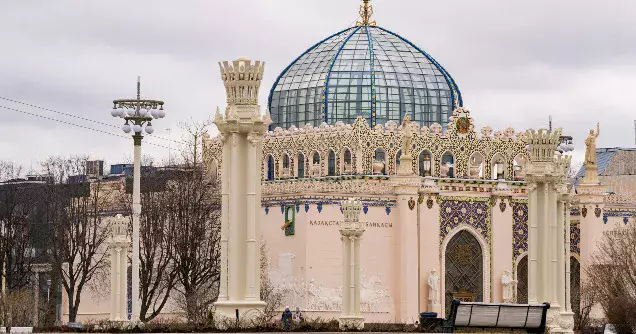 Казахстан на ВДНХ приглашает семьи на новогоднее шоу «В гостях у Деда Мороза».