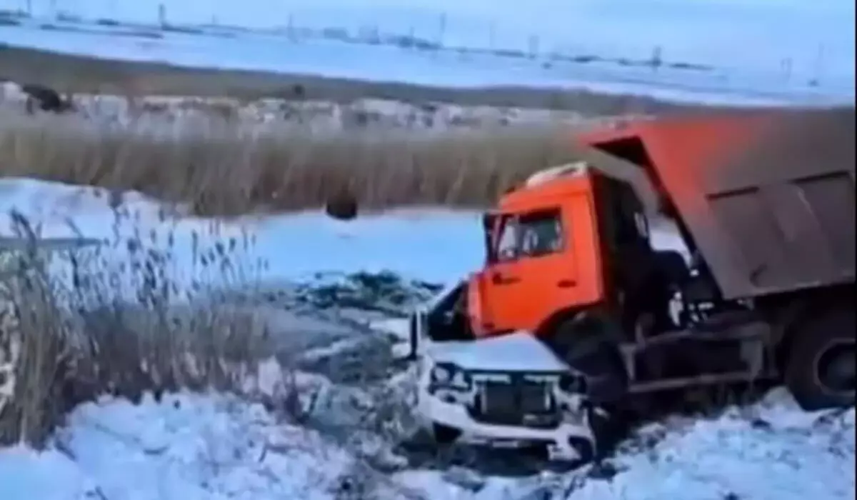 Екібастұзда тіркемесі бар камаз қарсы жолаққа шығып, жеңіл көлікті мыжып тастады: екі адам қаза болды