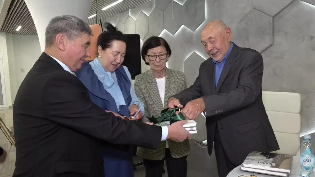 Театральная душа: в Алматы презентовали уникальное издание о Бекжане Турысе