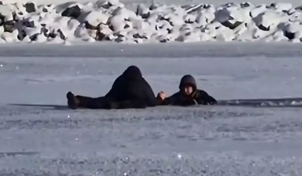 Астанчанина наградили за спасение мужчины, провалившегося под лед