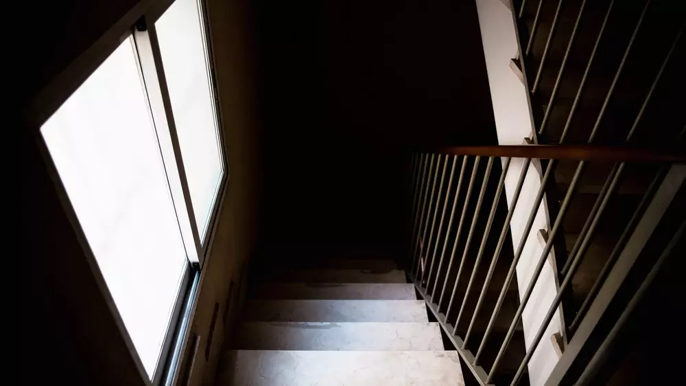 Убийство в подъезде: в Таразе пенсионер скончался от ножевых ранений