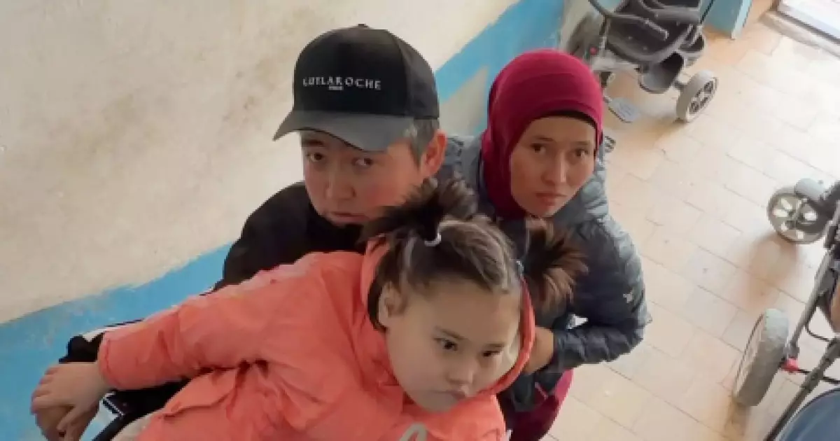   Бетперде киген жігіт бір отбасыға емге қажет қаражат пен үй сыйлады (видео)   