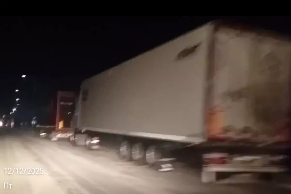 Буран создает угрозу автомобилистам:  несколько трасс закрыли в области Абай