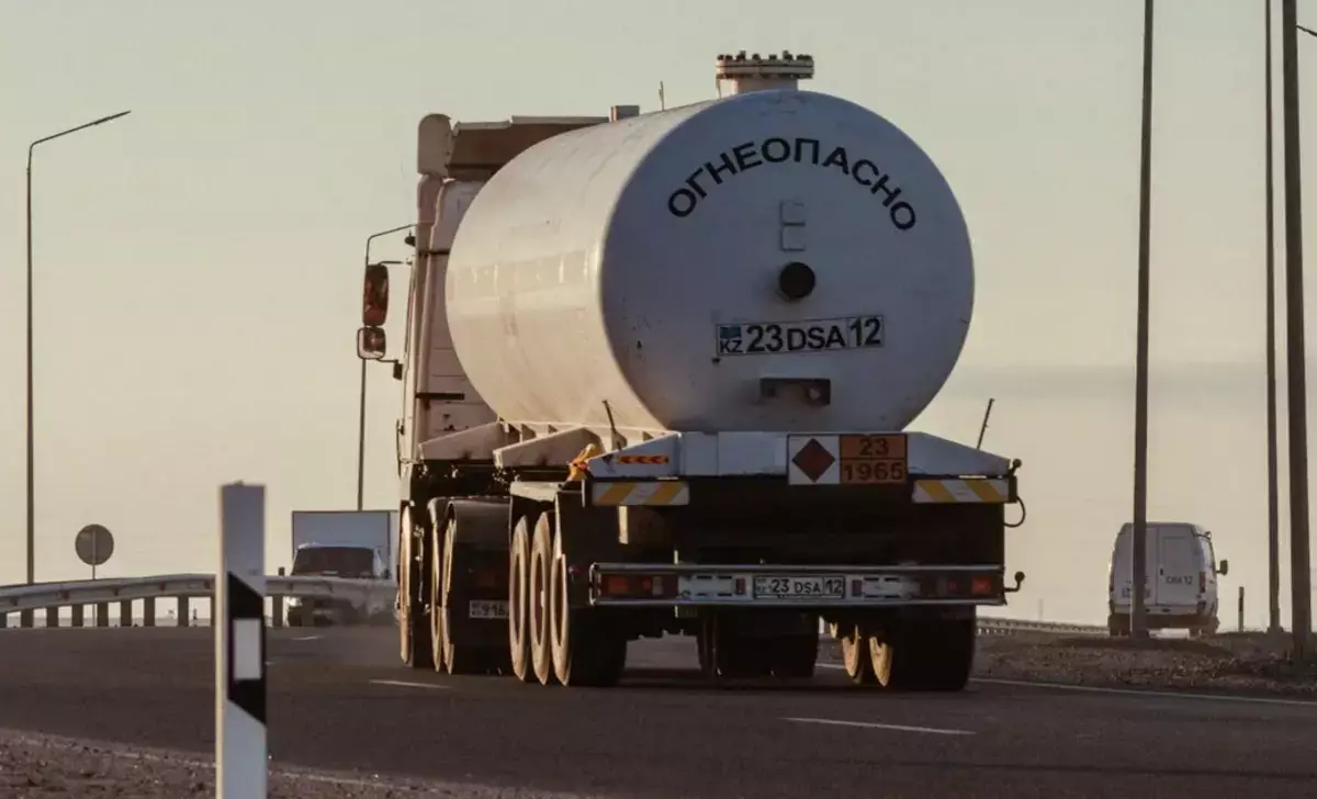 Бензиновый побег из Казахстана: почему запрет на вывоз топлива не работает, а закон бессилен - новости на Lada.kz 12.12.2025