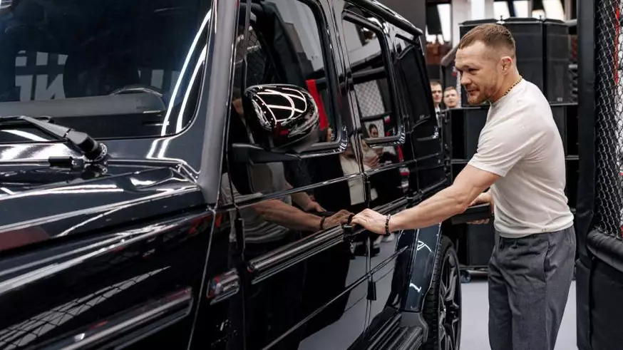 Петр Ян получил "Гелендваген" за пояс UFC. Кто подарил? 