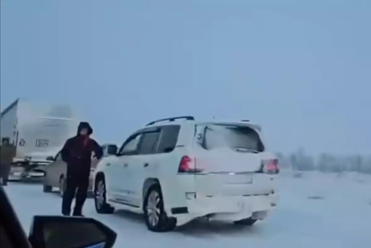 Водители выезжают в буран: МВД просит водителей не рисковать жизнью