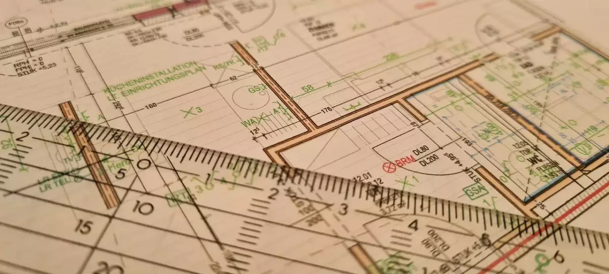 Соседка увеличила квартиру вдвое за счёт подъезда — чем это может обернуться