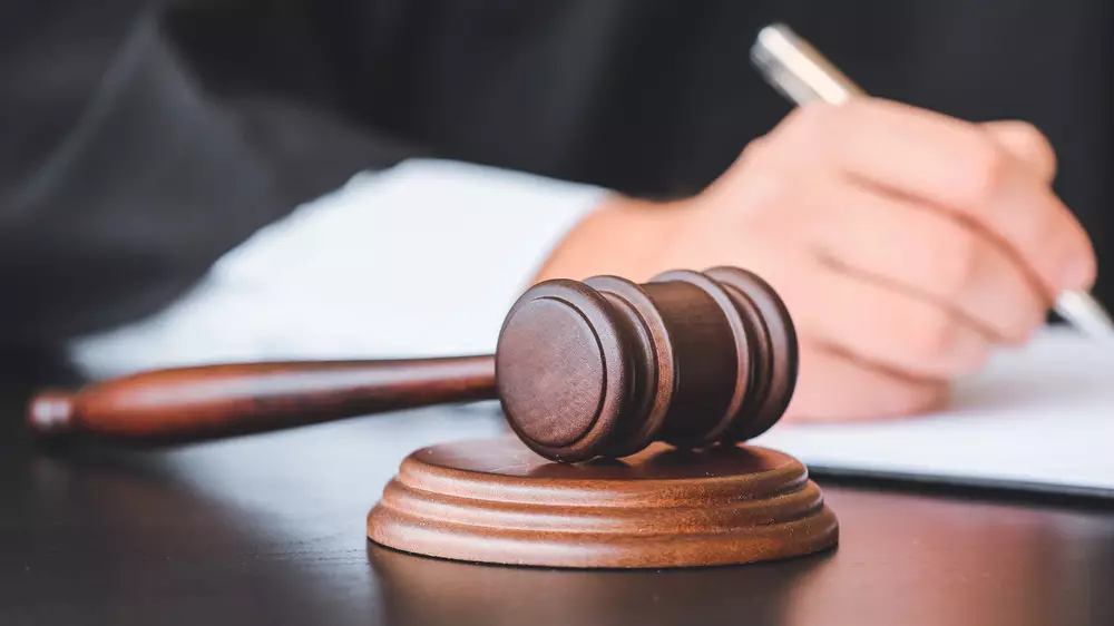 Ограбил девочку с нарушением слуха: подросток избежал наказания в Актобе