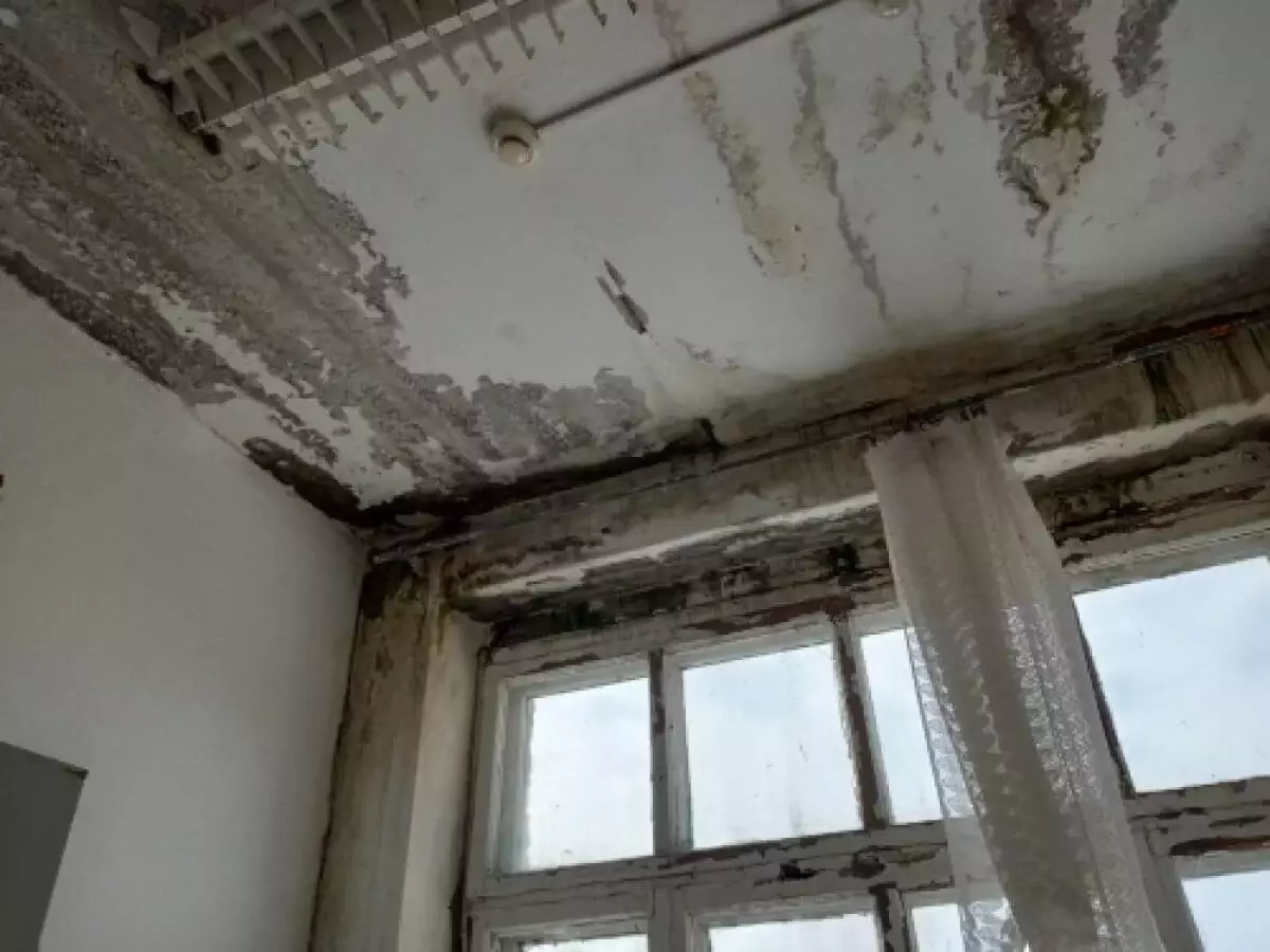 Компенсации ждут полгода: в Актобе шесть семей вынуждены зимовать в аварийном доме