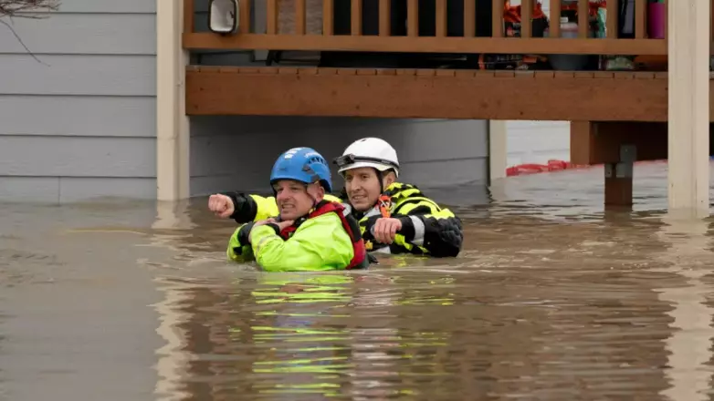 Су тасқыны: Тынық мұхитының солтүстік-батысында мыңдаған адам эвакуацияланды