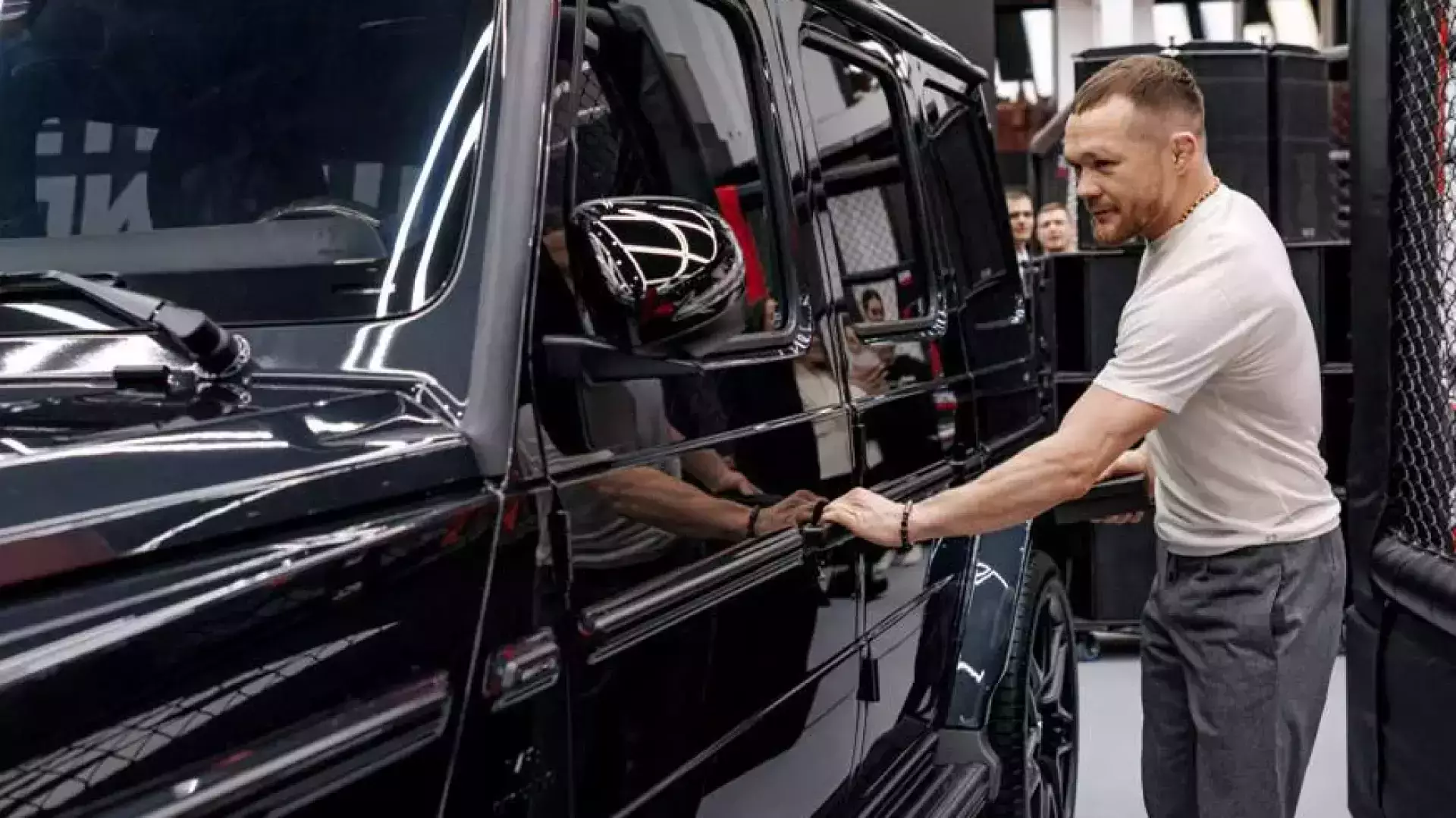 Яну подарили люксовый внедорожник после возвращения титула UFC