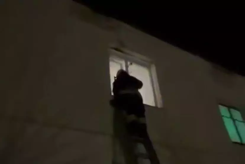 В Макинске спасатели освободили запертого в квартире двухлетнего ребёнка