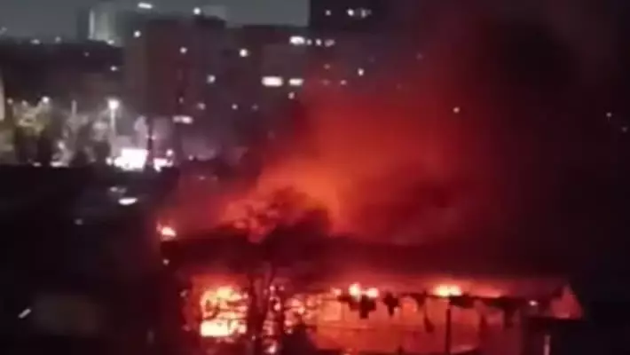 На рынке «Авиасозлар» ночью произошел крупный пожар