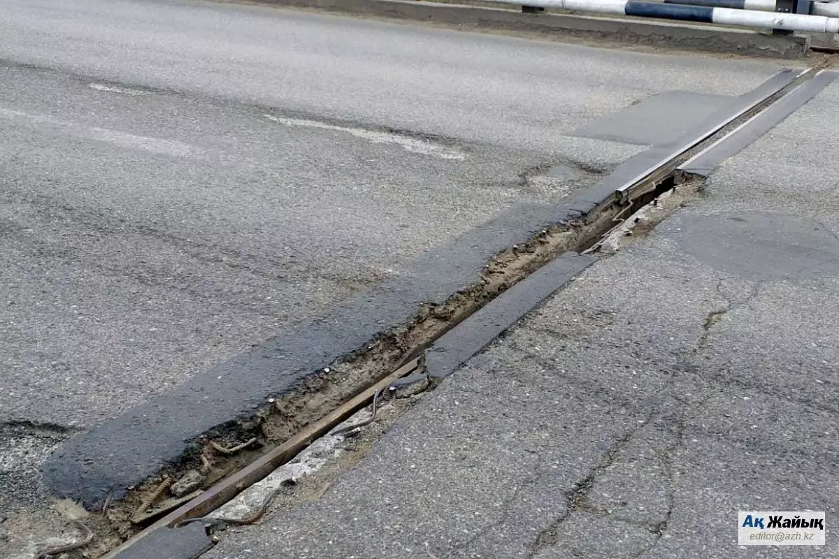 В Атырау швы объездного моста пообещали отремонтировать. Но позже