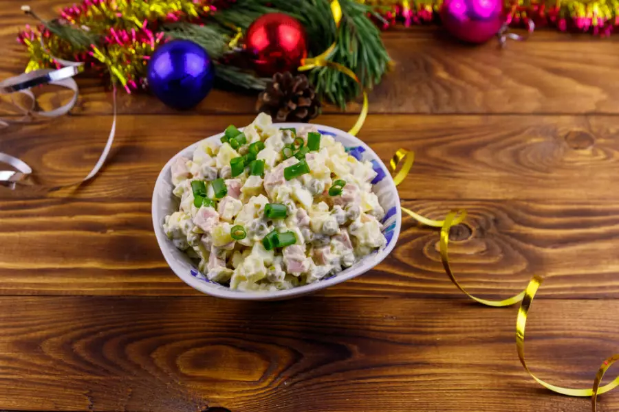 Жаңа жылда оливьені немен араластыруға болмайды? Диетолог кеңесі