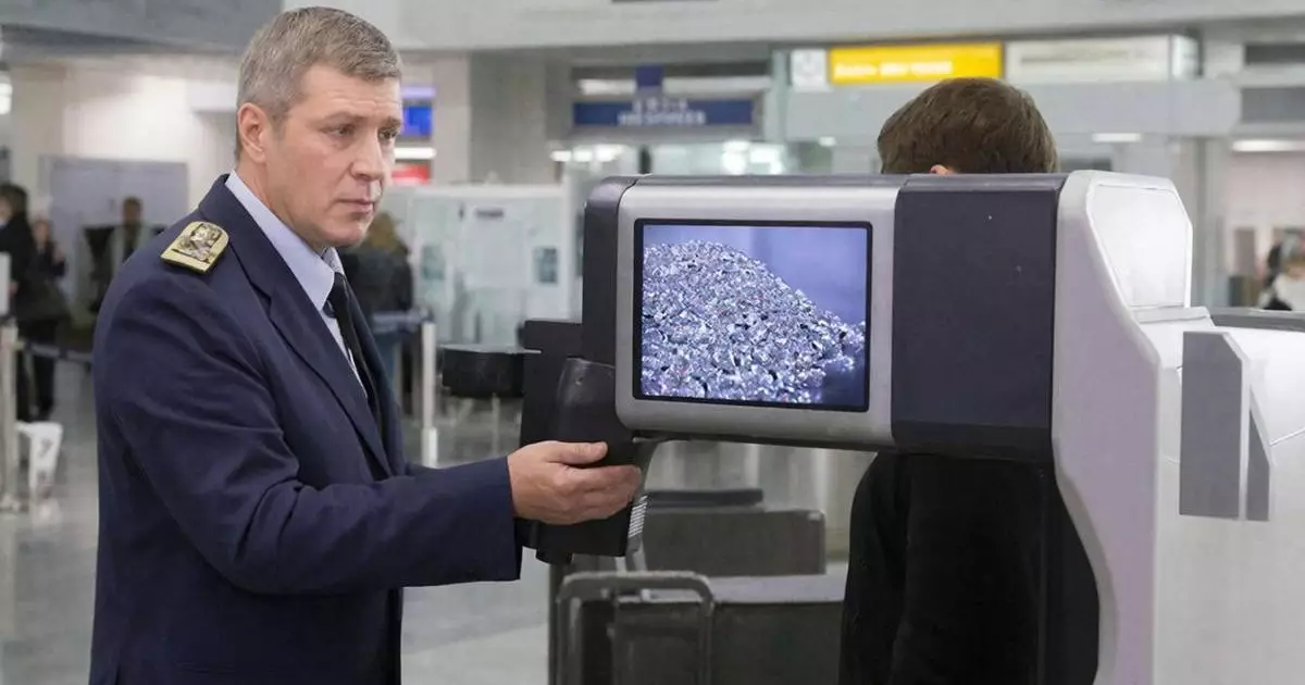  Турист қол жүгімен 11 мыңнан астам бриллиантты алып өтпек болған 