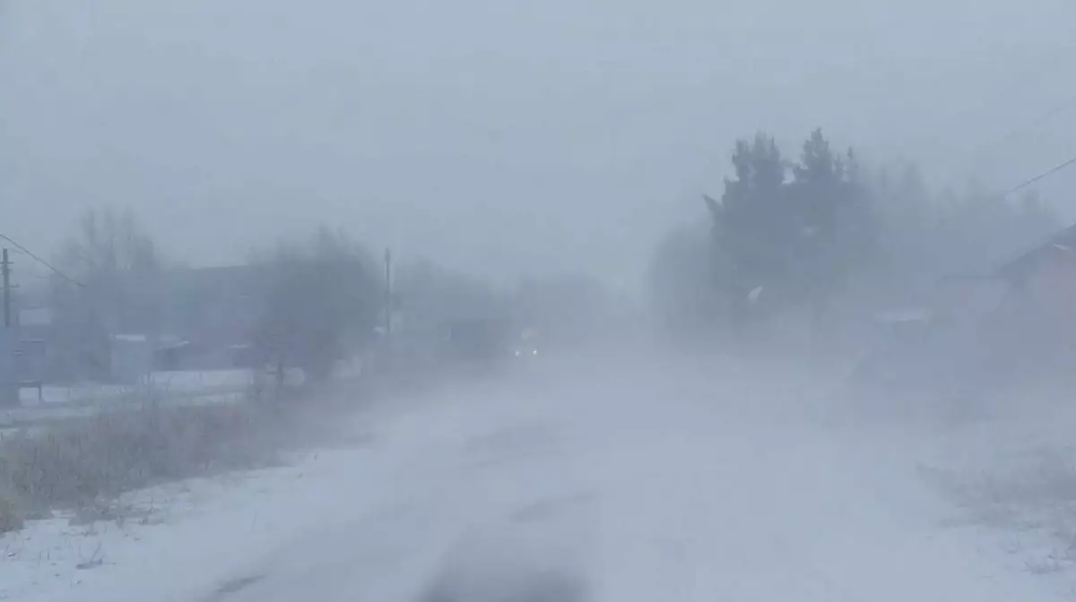 Из-за снегопада перекрыли трассы в двух регионах Казахстана