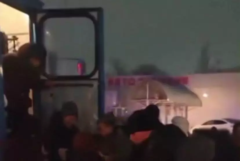 Рейсовый автобус столкнулся с грузовым автомобилем: эвакуированы 48 человек