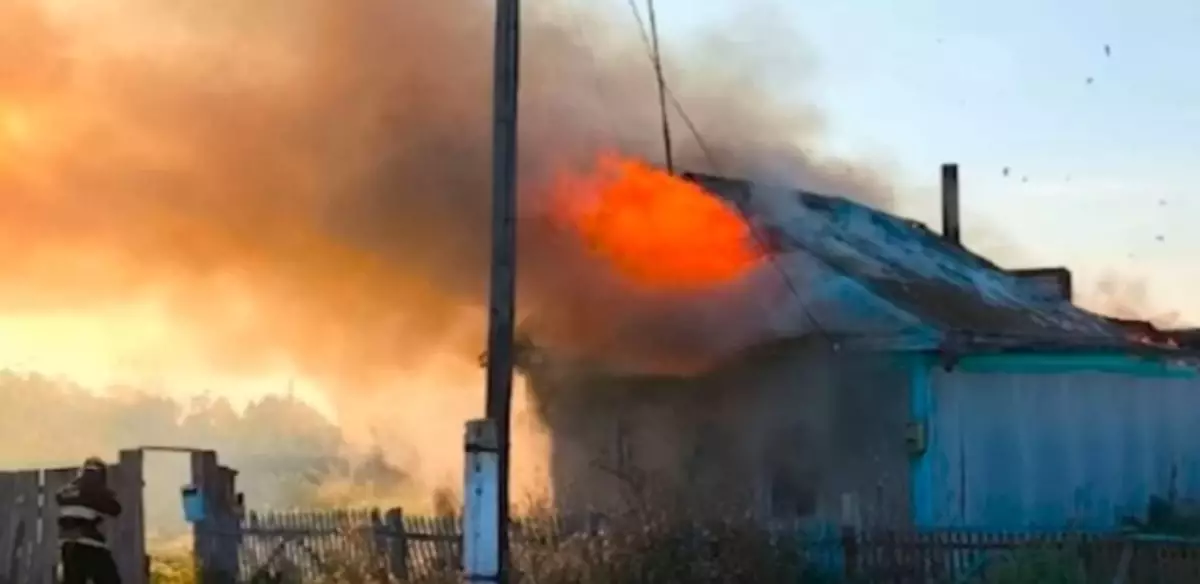 "Балтамен есікті жауып кеткен": Қызғаныштан сүйіктісі мен екі еркек отырған үйге өрт қойған ер адам 25 жылға сотталды