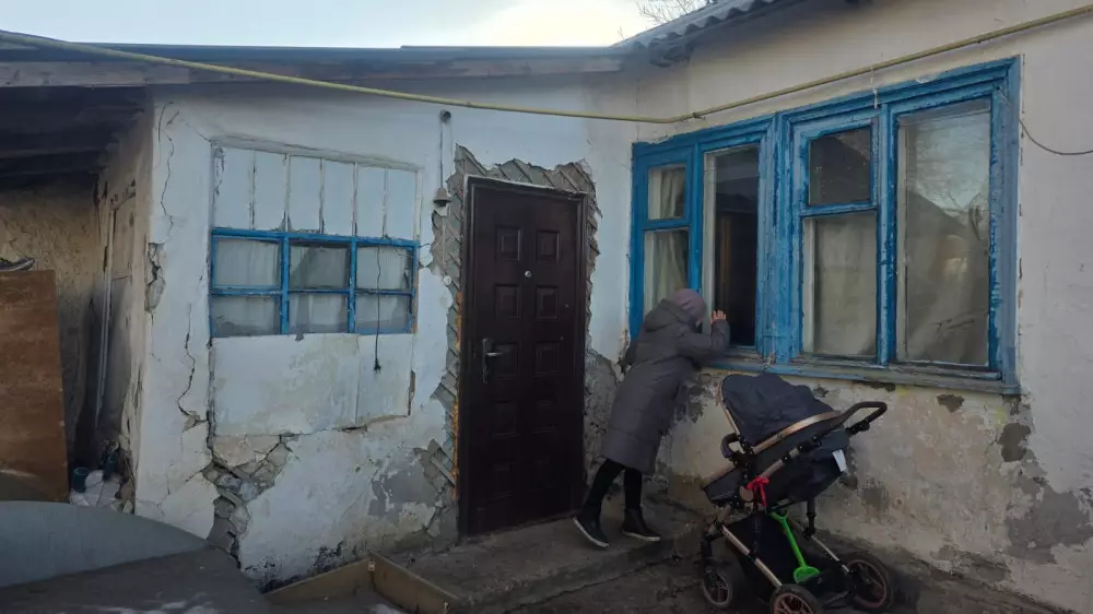Шесть семей рискуют жизнью в Актобе: аварийный дом не дают снести
