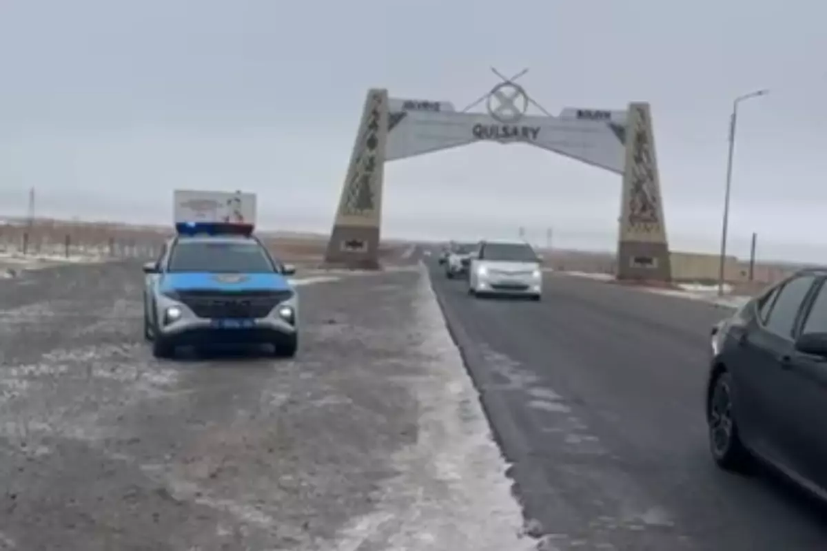 Трассу от Доссор​а до Актюбинской области закрыли из-за гололёда и снегопада