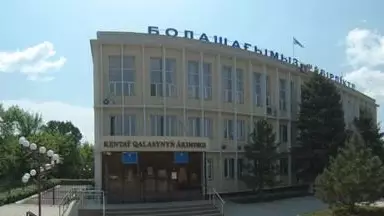 Хатшы қыздың масқарасы шықты: Компьютер экранына айна іліп қойған хатшы қыз байбалам салды (ВИДЕО)