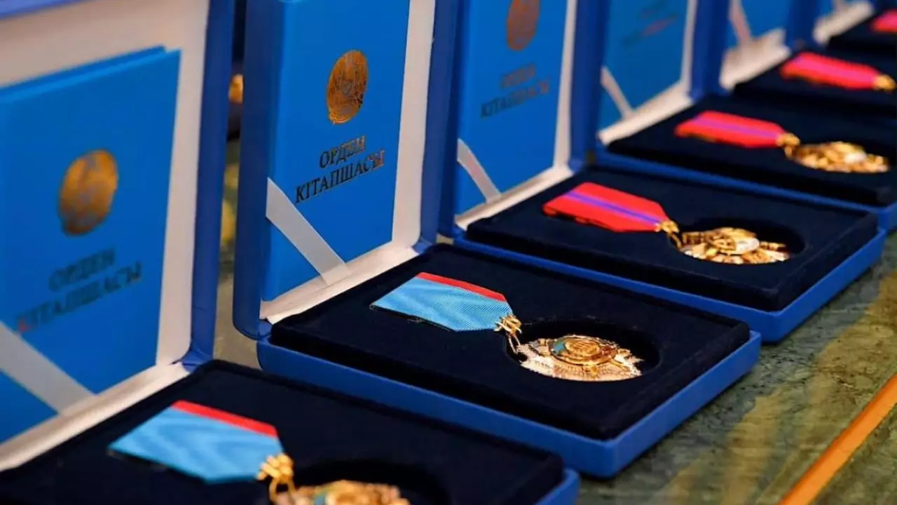 Танымал әзілкеш мемлекеттік марапаттың қаншаға сатылатынын жайып салды