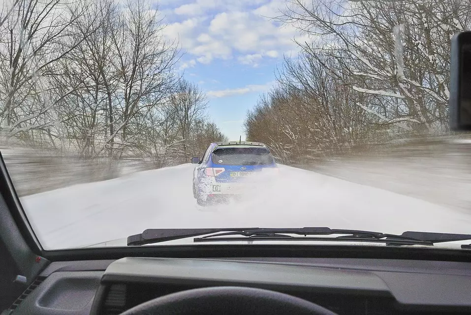 Патрульные спасли автомобиль из снежного заноса на трассе в Абайской области