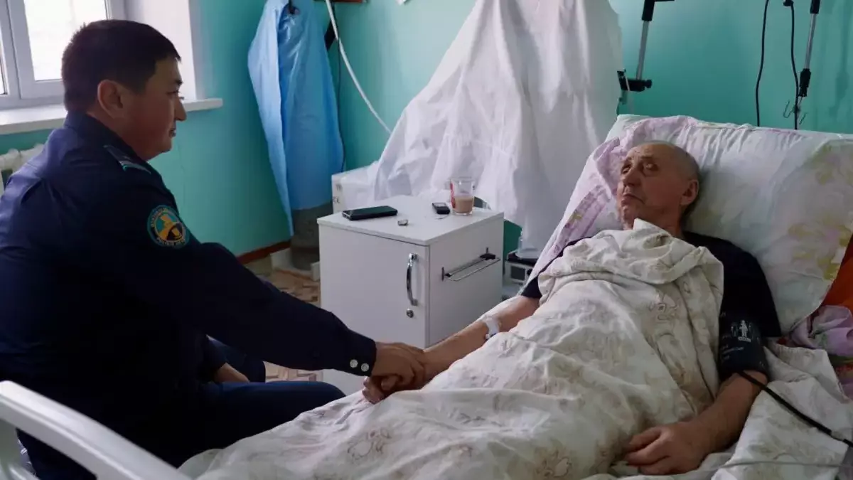 "Сымға оралып қалып, 7 сағат мұз үстінде жатқан".  Полицей мұз үстінде ес-түссіз жатқан қарияны тауып алып, құтқарып қалды