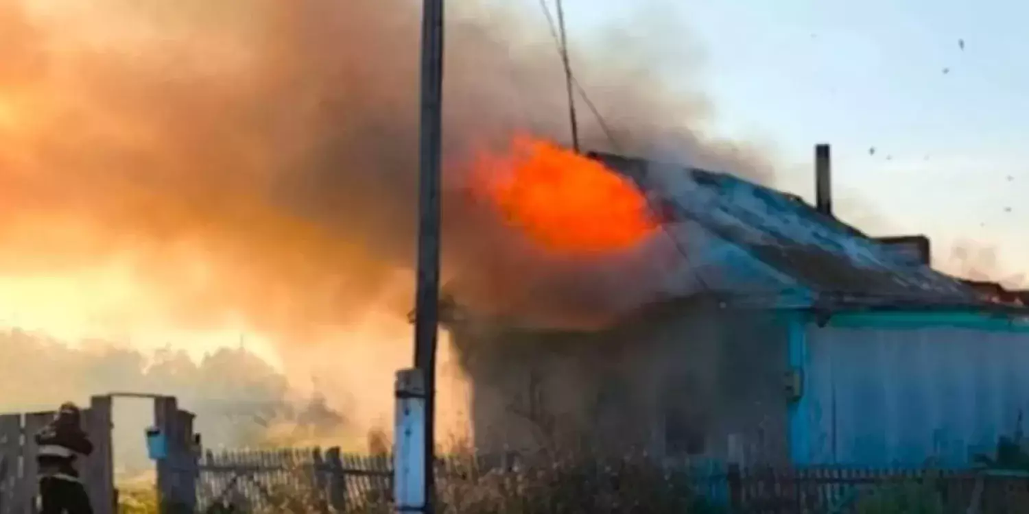 Ер адам қызғаныштан сүйіктісі мен екі еркек отырған үйге өрт қойған