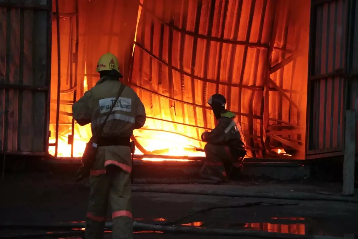 Два человека погибли и одиннадцать пострадали при взрыве газового баллона в Казахстане.