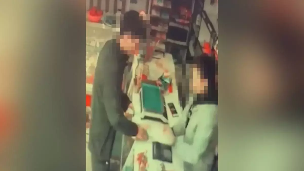 Житель Уральска несколько месяцев расплачивался за покупки сувенирными купюрами