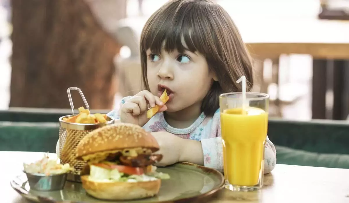 Кафе требует депозит за родителя ребенка: законно ли это
