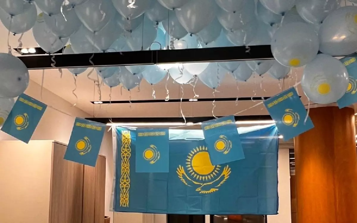 Госсимволы как знак единства: пресс-центр РСК Алматы украсили ко Дню независимости