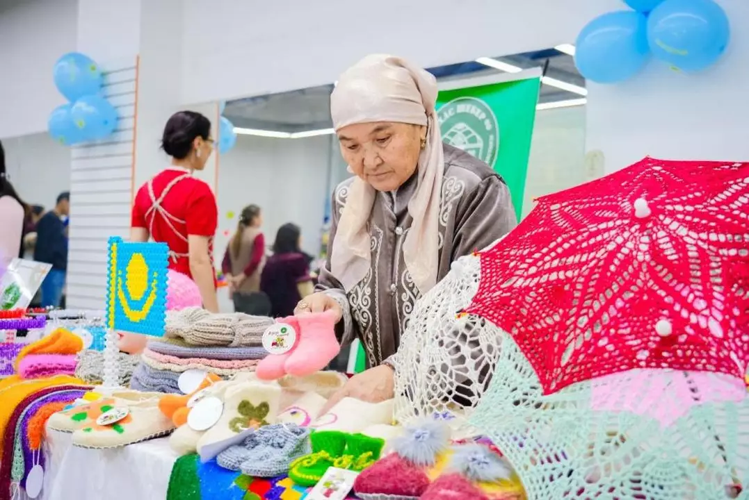 Более 100 ремесленников страны выставили свои изделия на ярмарке в Астане