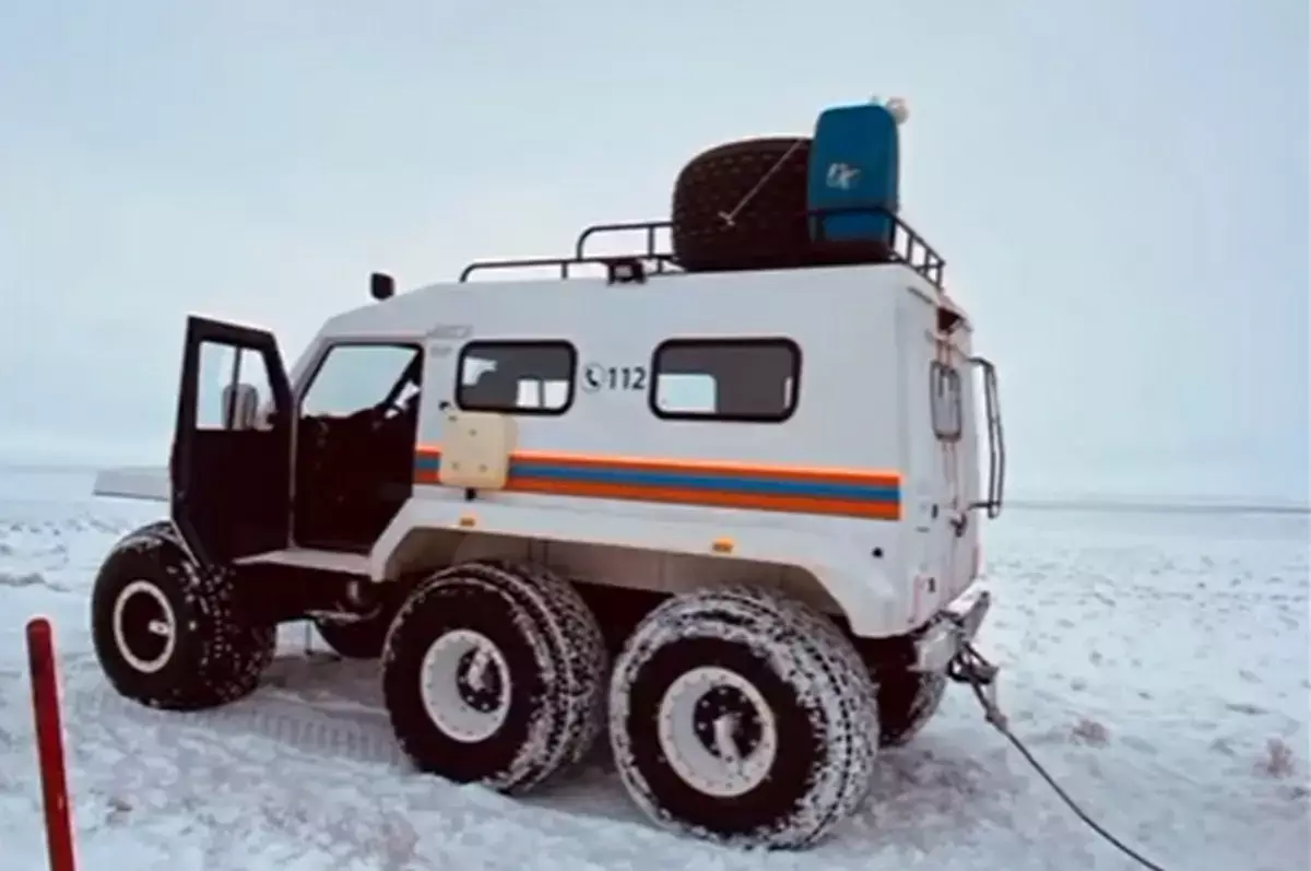 112 километров ради спасения: водителей вызволили из снежного заноса в Мангистау - новости на Lada.kz 13.12.2025