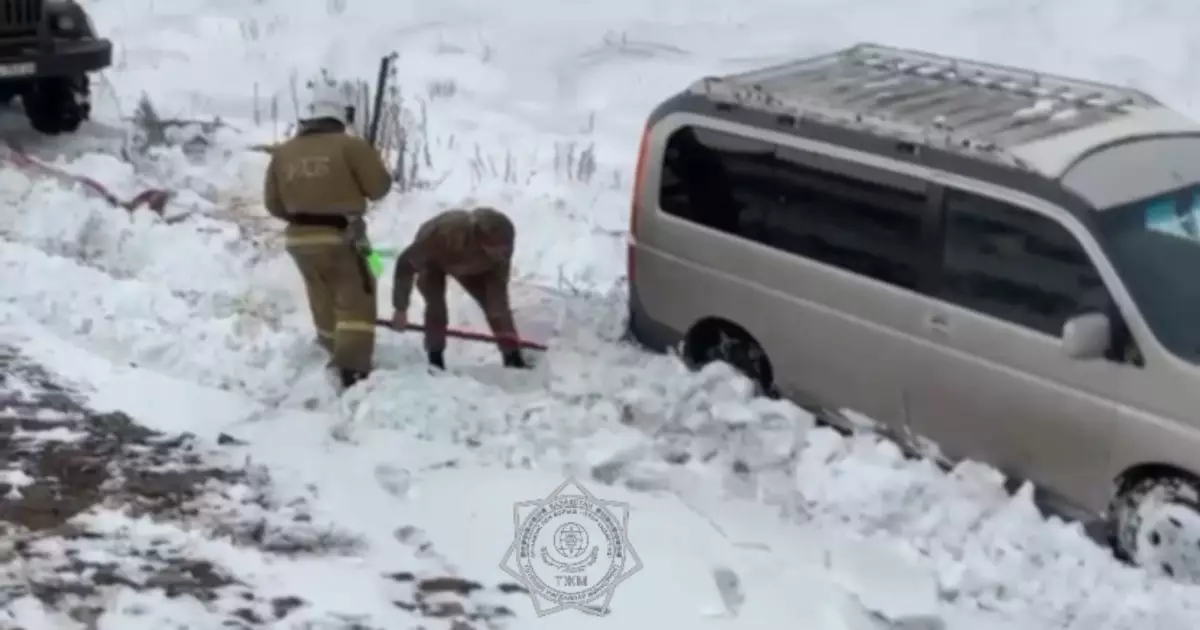   Алматы облысыда автокөлік қар құрсауында қалып қалды   