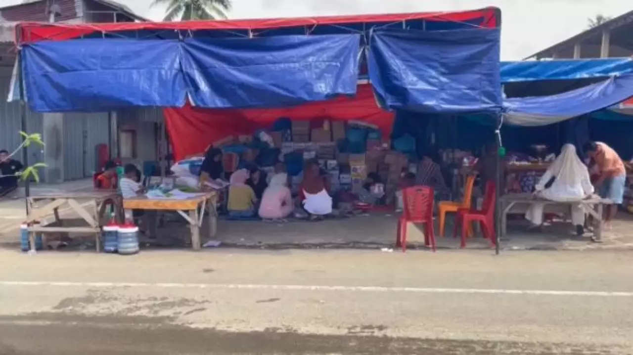 Число жертв наводнений в Индонезии продолжает расти