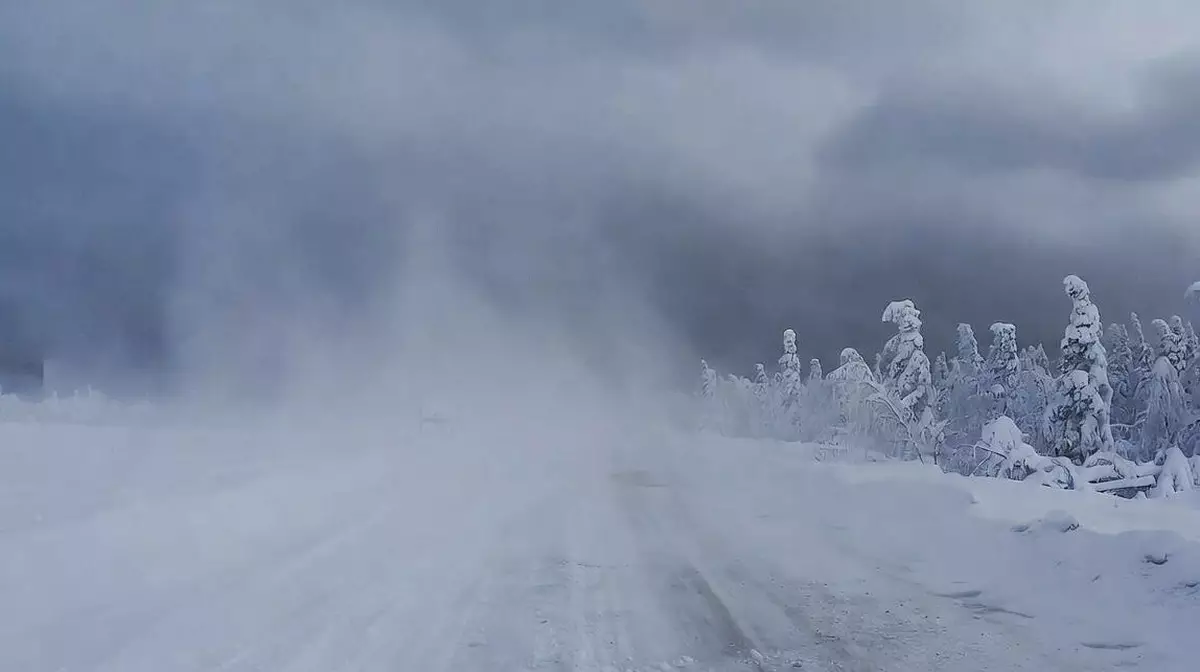 Снегопады парализовали движение на ключевых трассах Казахстана