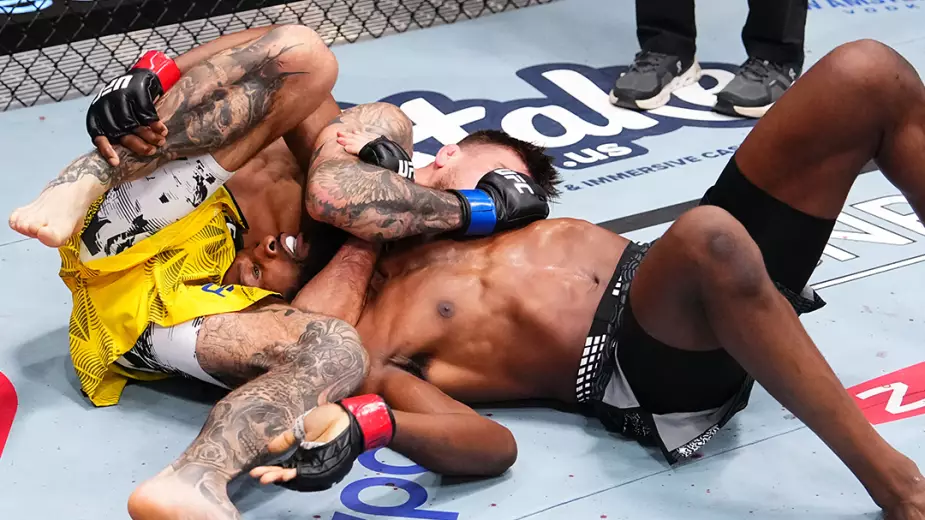 Дебютант UFC задушил экс-соперника Рахмонова (ВИДЕО)