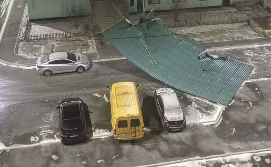 Сильный ветер и гололед привели к ряду ЧП с обрушениями и повреждениями в Атырау