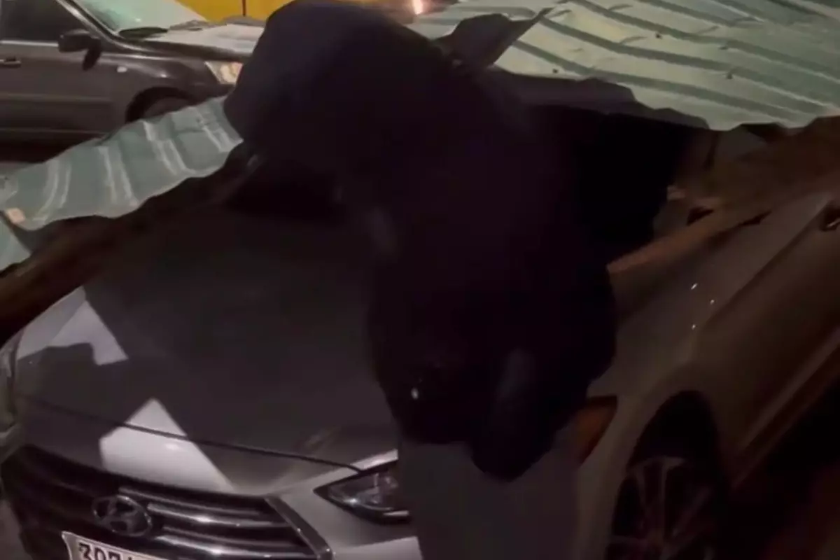 Сильный ветер и гололёд в Атырау: обрушения фасадов, сорванные крыши и перебои со светом