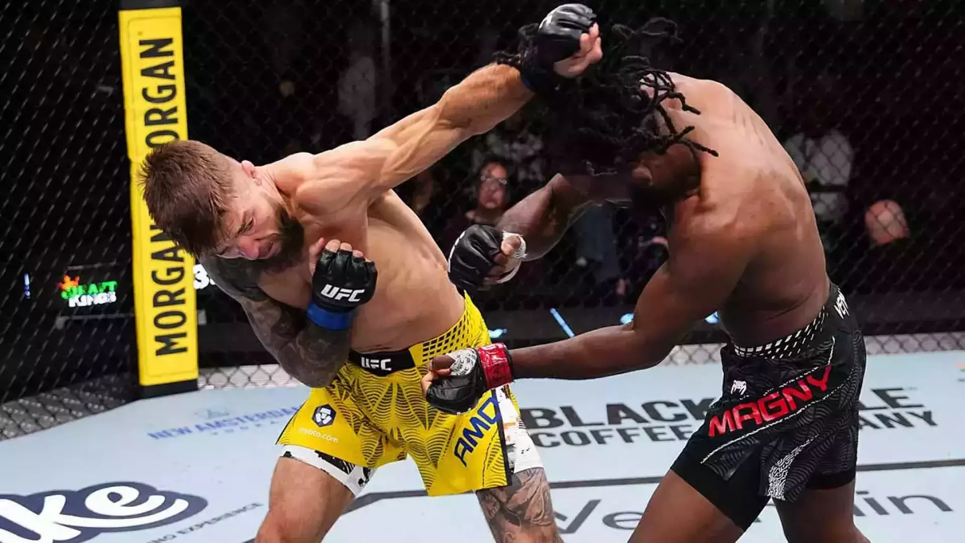 Чемпион Bellator дебютировал досрочной победой в UFC