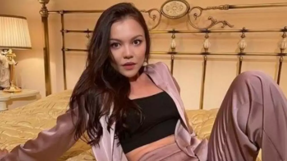 Баян Мақсатқызының келіні жалаңаштанып, ел алдына шықты