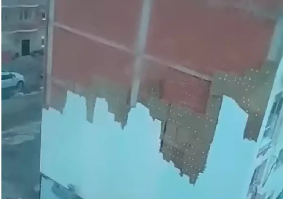 Атырау под ударом стихии: ветер обрушил крыши и фасады домов