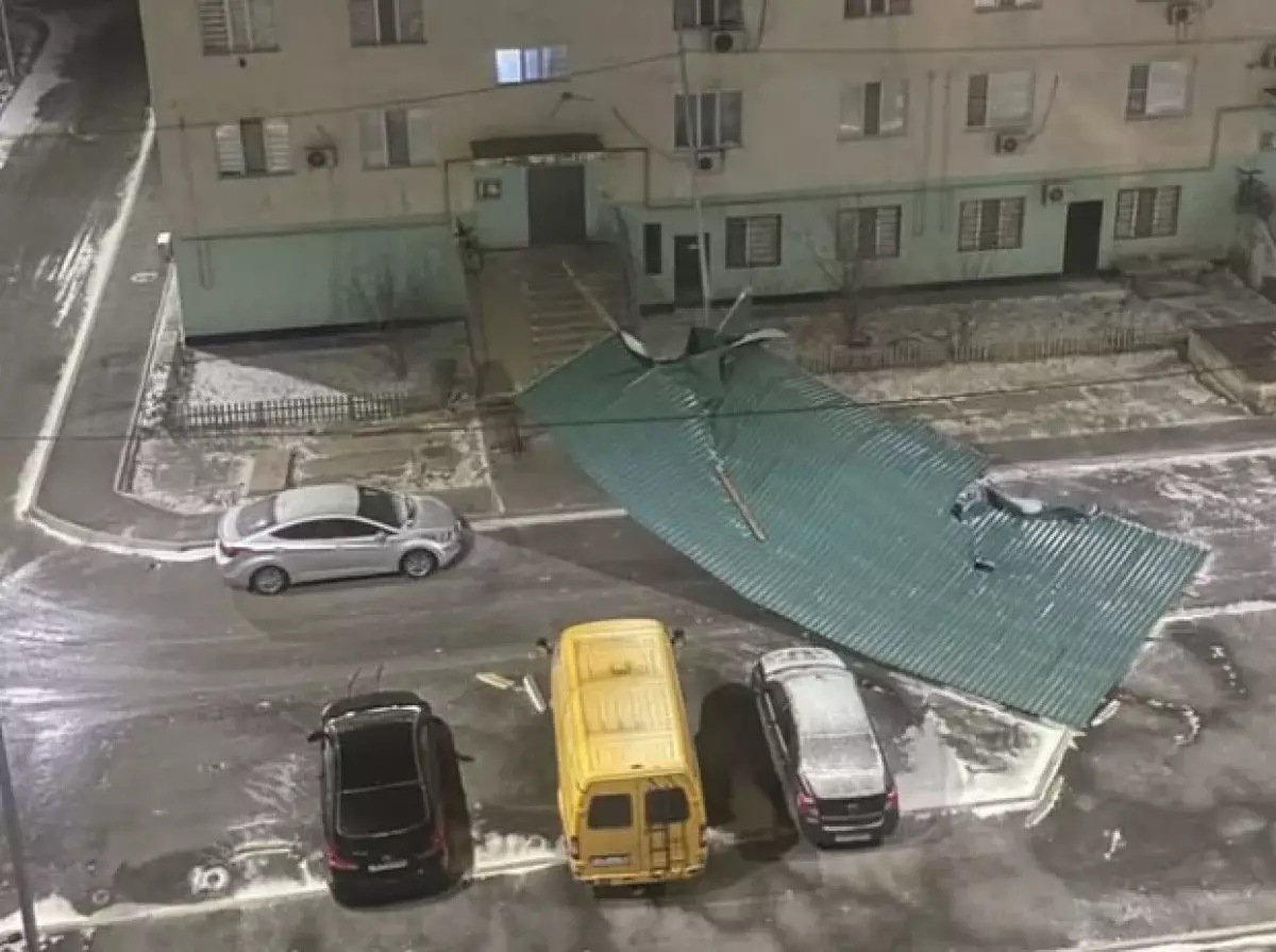 Атырау под ударом сильного ветра: повреждены крыши и фасады домов