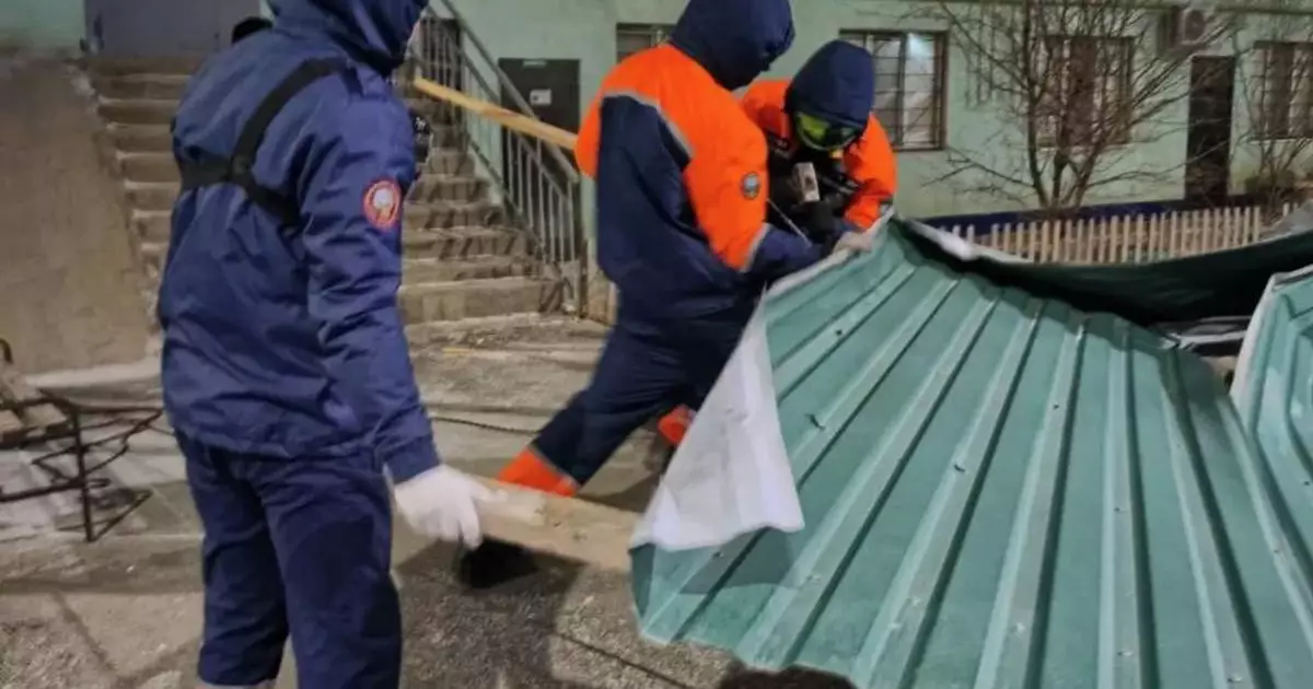  Атырау облысында қатты дауыл ғимарат шатырын ұшырып әкетті 