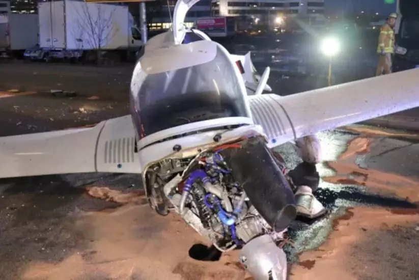 В Германии самолёт аварийно сел на оживлённой улице, пострадали три человека