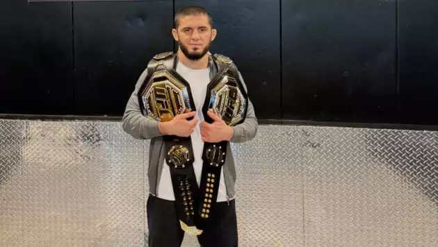 Ислам Махачев показал подарок от Динмухамеда Кашкена